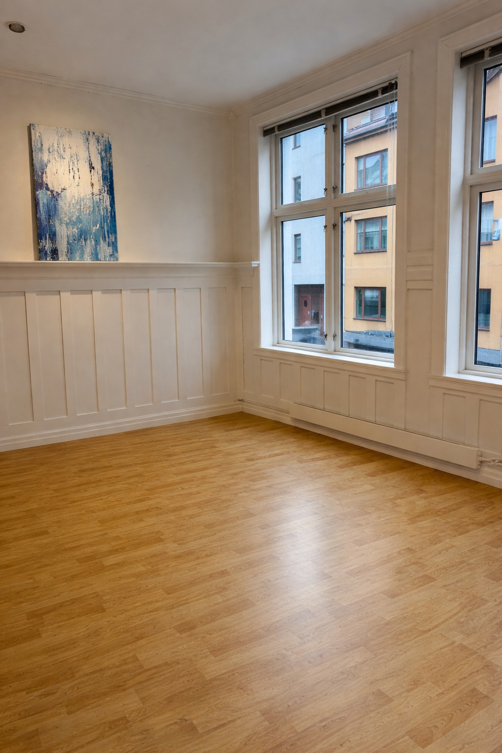 Stor stue med to digre vindu. 16 KVM